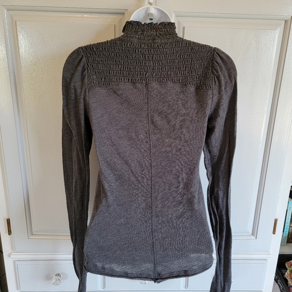 We The Free Free People Gray Long Sleeve Lightweight Ruched Ruffled Neck Top XS - Picture 4 of 8